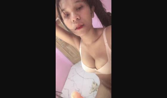 Bokep jepit susu pakai dildo cewek esemah cantik