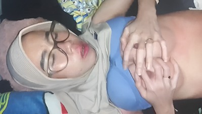 Bokep Indo – Goyangan Hijab Kacamata Nikmat Parah